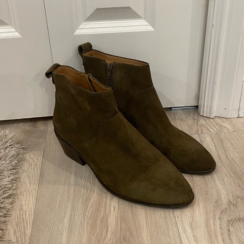 CUTE FOREST GREEN CHELSEA BOOTS